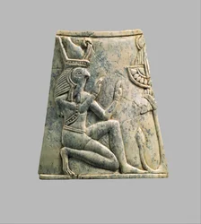 Plakette mit falkenköpfigem Re, der die Krone von Ober- und Unterägypten trägt, ca. 8.-7. Jahrhundert v. Chr.